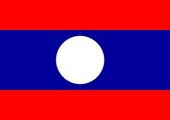 国旗旗面中间平行长方形为蓝色,占旗地一半,上下为红色长方形,各占旗地的四分之一。蓝色部分中间为白色圆轮,轮的直径为蓝色部分宽度的五分之四。蓝色象征富饶,红色象征革命,白色图轮表示圆月。此旗原为老挝爱国战线旗帜。
老挝国徽呈圆形,中心图案上方是一座金色的大塔,是老挝悠久历史文化传统的象征,在老挝众多的佛塔建筑中独具一格,被老挝佛教徒视为圣洁的象征;下端是代表采矿业的开采机和矿山,以及农业、林业的绿色田野和树林;拦河坝和高压输电线显示电力工业的蓬勃发展,田野和河流之间的白色公路代表交通运输业。底部半圆形齿轮和光芒四射的太阳表示老挝工业如旭日初升。周围两束稻穗为农业丰收添上一抹金色的光束。红色饰带上,左侧用老挝文书写着“和平、独立、民主”,右侧书写着“统一、繁荣”,中央书写着国名“老挝人民民主共和国”。