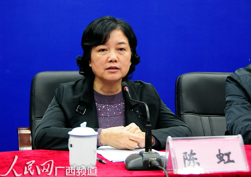 自治区党委组织部副部长、老干部局局长<em>陈虹</em>答