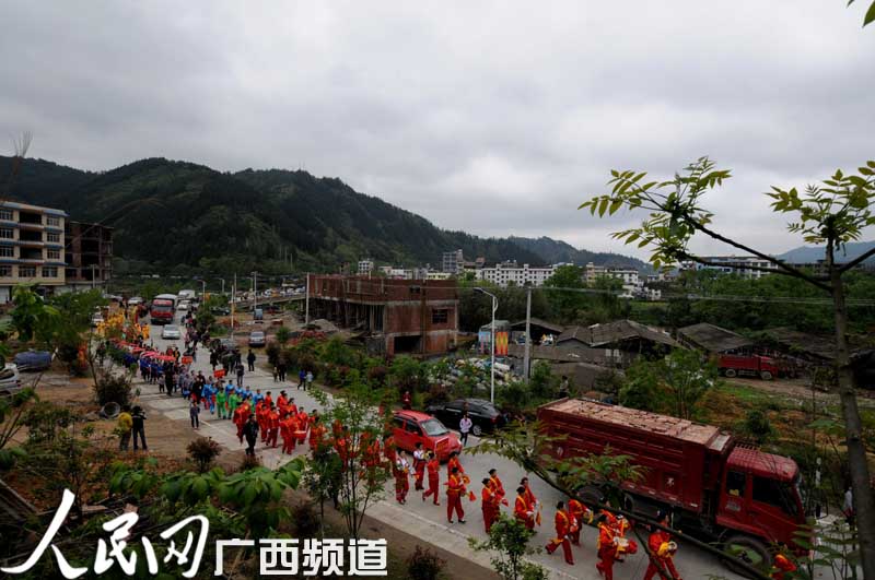 在三江侗族自治县斗江镇举行开耕节游行