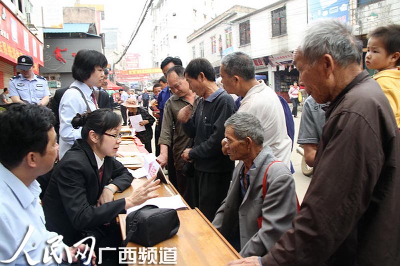藤县法院法官圩日送法下乡普法忙【3】