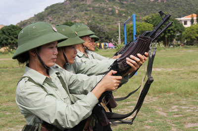 揭秘!越南海军潜艇团女兵打枪养猪样样行