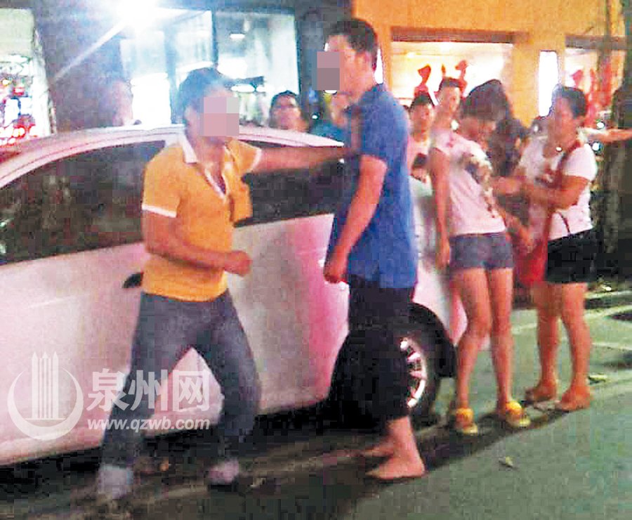 男子夜遇妻子车内偷腥 当街怒打情夫(组图【3】