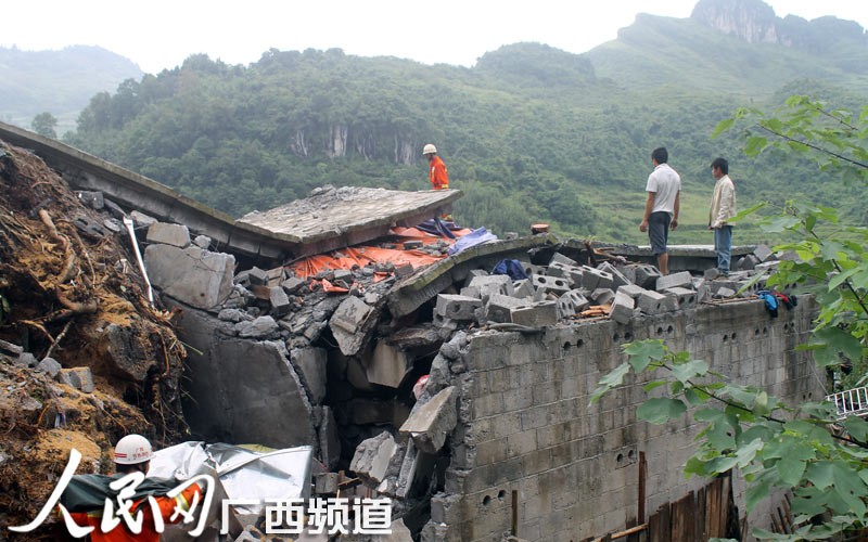 高清:广西山体滑坡巨石掉落 砸平楼房1人死亡