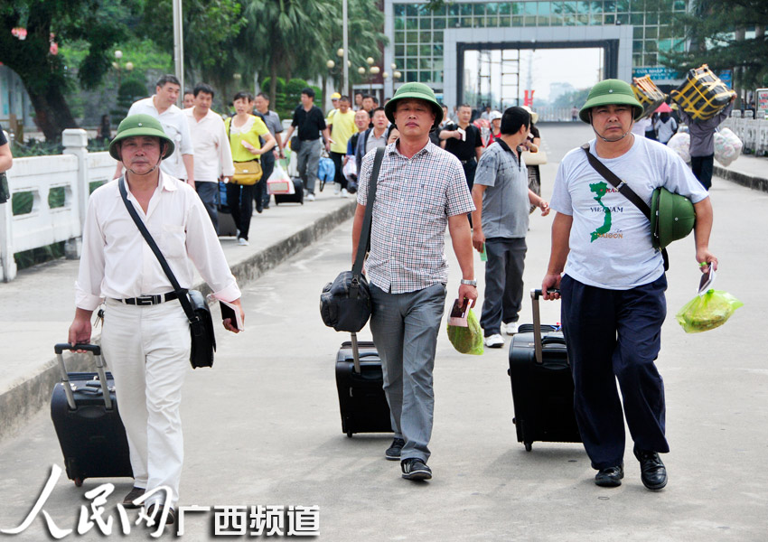 <em>东兴</em>口岸:跨过大桥就是<em>越南</em> 一天通关2万人【