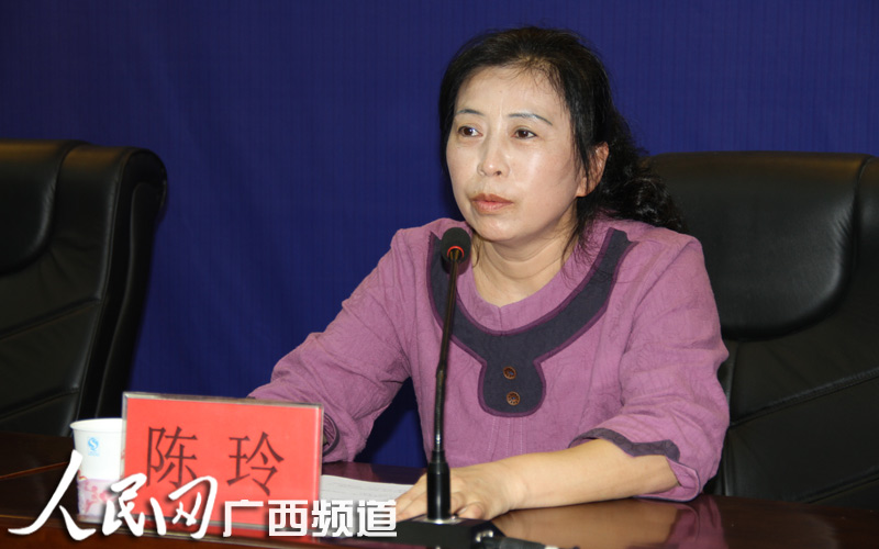 国家教师科研基金"十二五"规课题组副秘书长陈玲答记者提问(黄德民摄)