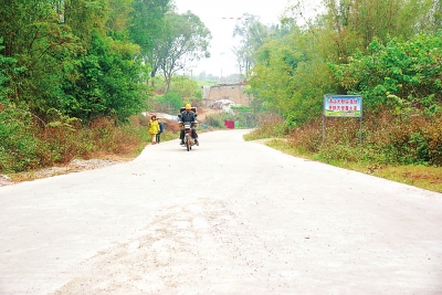 桂平市社坡镇积极推进村级道路建设