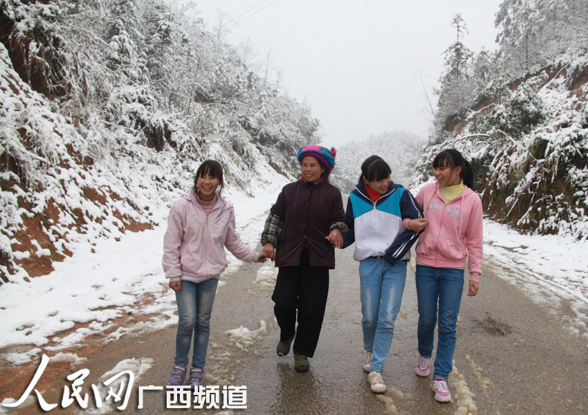高清:广西隆林喜迎2014年第一场瑞雪 雪景妖娆