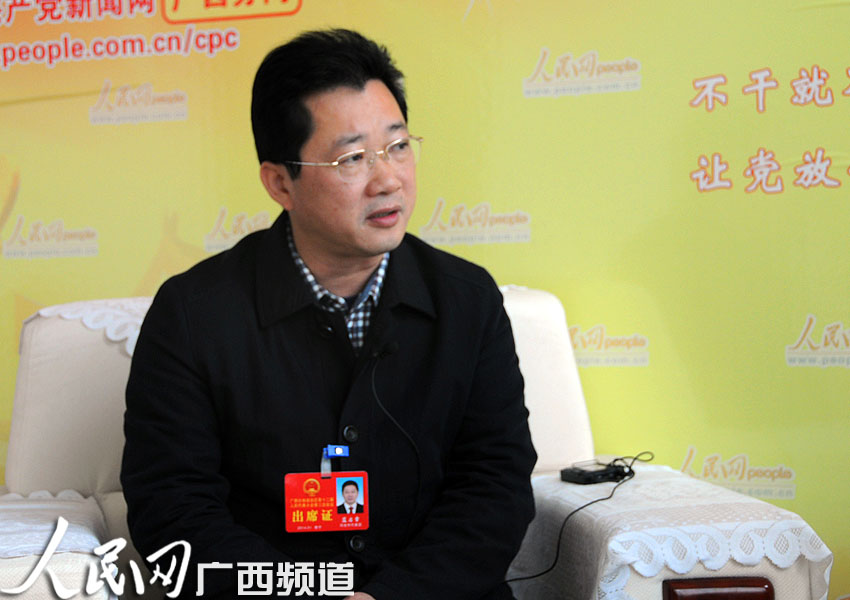 人大代表,都安县长蓝启章接受人民网专访