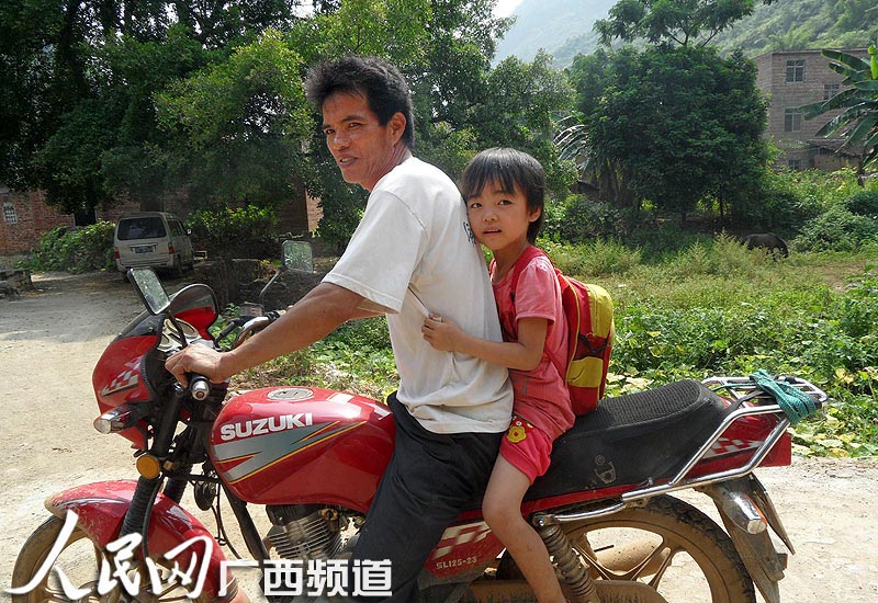 摩托车接送小方红去学校(广西来宾市兴宾区平