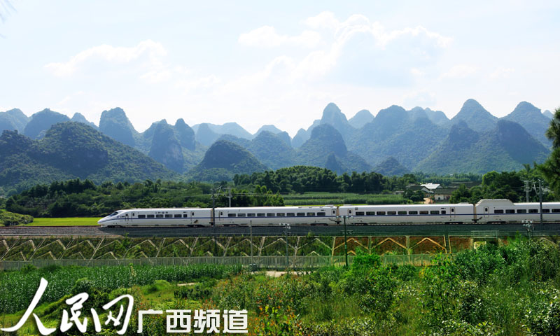 衡柳高铁动车穿越桂林山水成新景