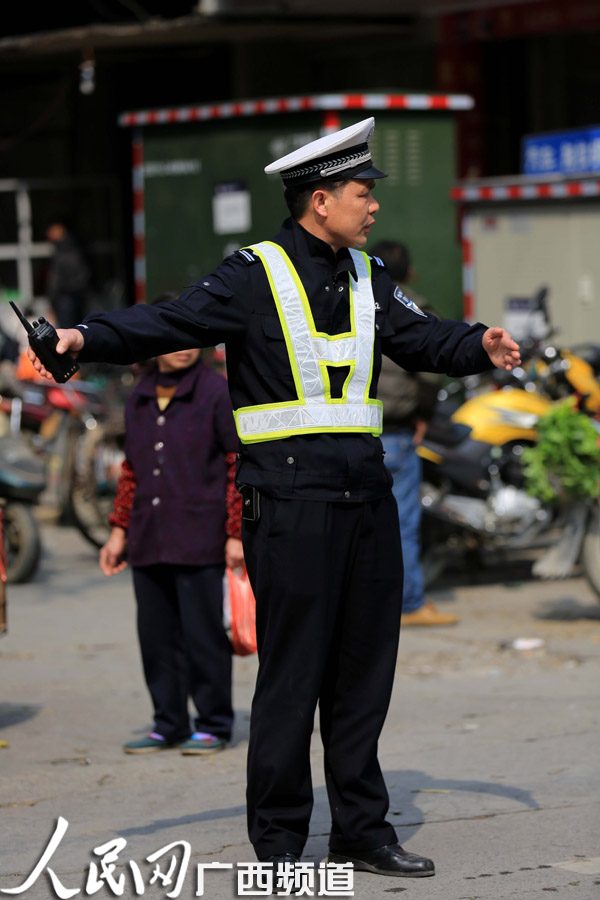 广西柳州:公安民警坚守岗位过春节