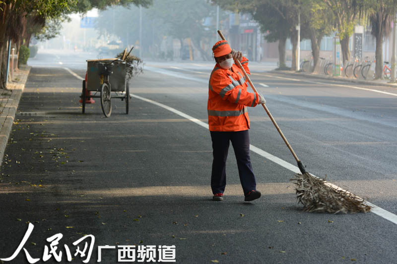 南宁:为了城市洁净环卫工人节日不休【2】