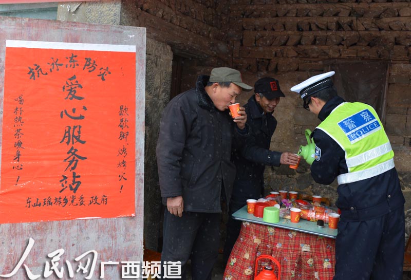 图为给过路人倒热开水。