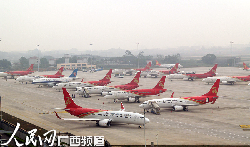 浓雾致飞深圳14航班备降南宁 近2000名旅客滞