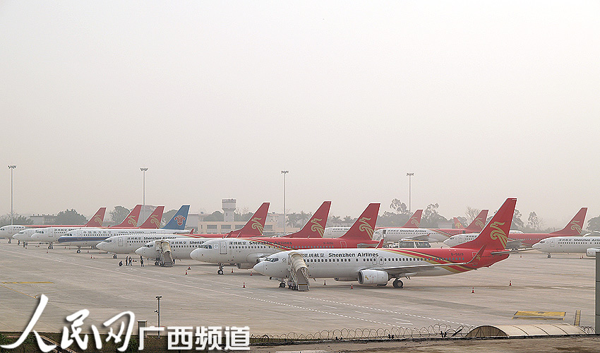 浓雾致飞深圳14航班备降南宁 近2000名旅客滞