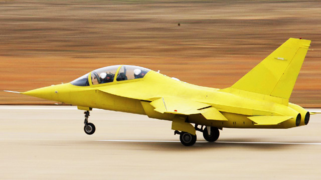 猎鹰高教黄皮机马年第一飞 连发动机都涂成黄