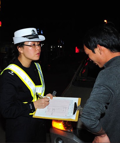 藍蔚：十年愛心守護事故致殘小女孩    10年來，“交警媽媽”在精神上、物質上關心照顧小女孩成長，用愛心托起了孩子生活的希望......[更多]