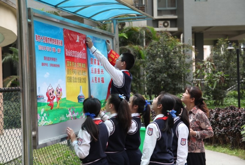 南宁滨湖路小学开展迎世锦 '红领巾志愿者'进社