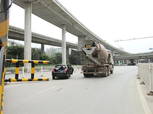 搅拌车刮倒限高架 限高架砸中小汽车