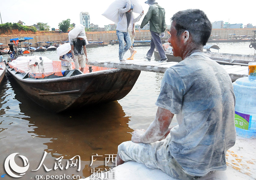 000越南劳工涌进东兴 工资要求低受中国雇主欢