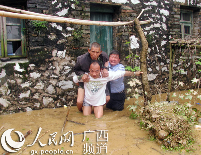 兴安警方紧急救援遭遇洪水围困村民