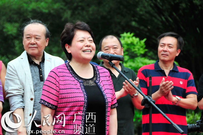 自治区人民政府副主席李康宣布《农民篮球队》