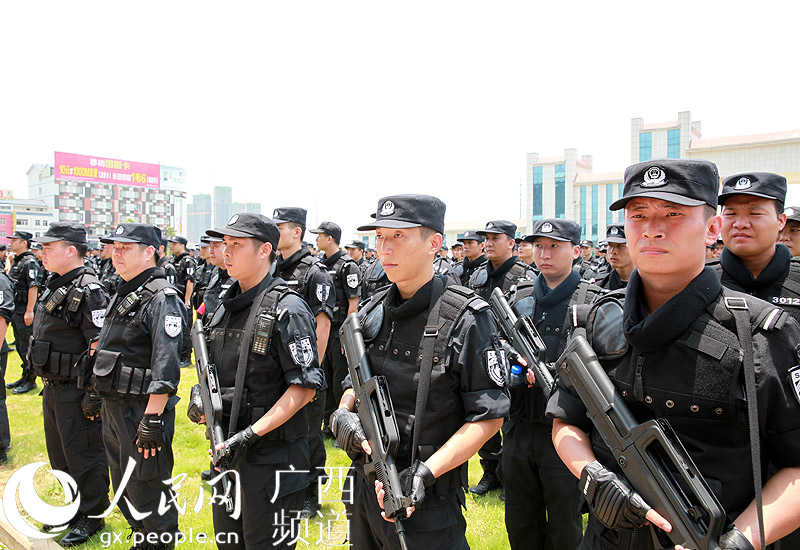 广西首次举行特警跨区域拉动演练