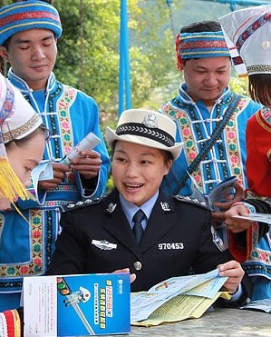 梁洪源：唱著山歌走進老百姓心裡    
我是宜州市公安局交警大隊的宣傳民警梁洪源。為了能接地氣的宣傳交通安全工作，我經常會唱著山歌走進社區、走進交安宣傳活動現場......
[更多]