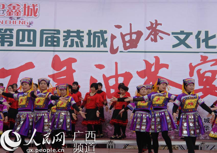 恭城：大力落實辦節在基層 還節於民間

辦節在基層，還節於民間。我們沒有花財政的錢，各種瑤族文化活動同樣辦得有聲有色！[詳細]