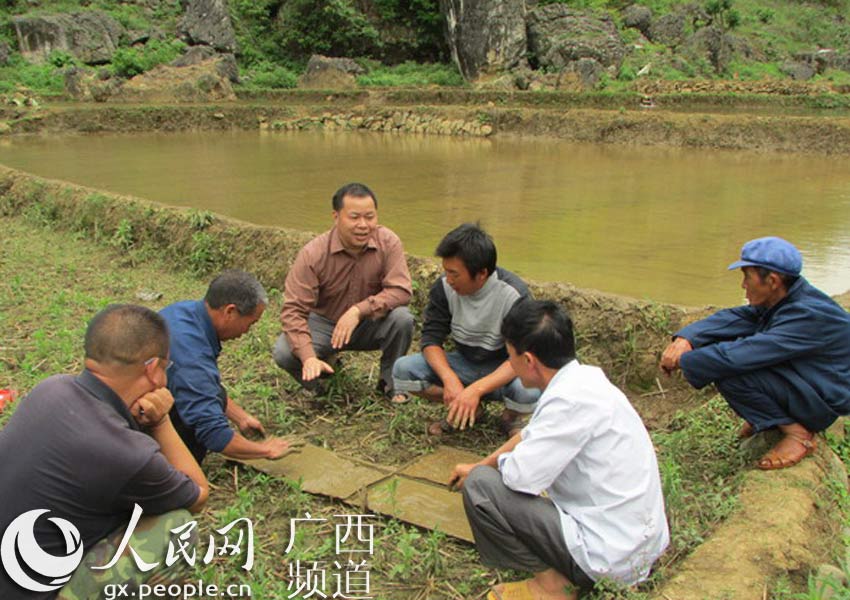 隆林巧打“五張牌” 踐行群眾路線隆林各族自治縣結合實際，通過巧打學習、宣傳、示范、找茬、發展“五張牌”，推進黨的群眾路線教育實踐活動扎實深入開展。……[詳細]