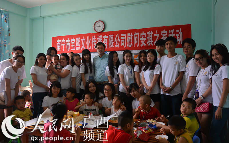 组图:世界华裔小姐与社会各界共庆安琪之家1