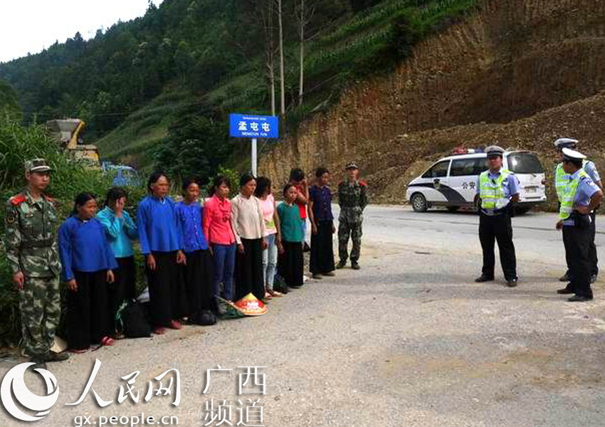 百色那坡查获10名涉嫌非法入境越南人 多为女