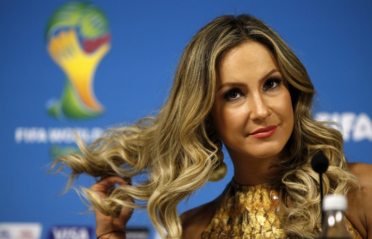 巴西世界杯主题曲演唱者现身 金发美女身材窈