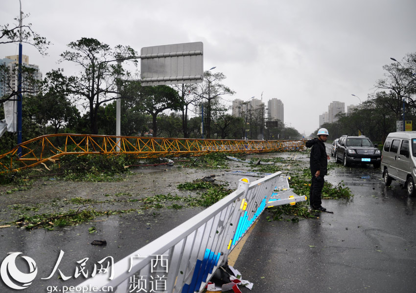 威马逊致北海街头一片狼藉 执勤交警雨鞋成