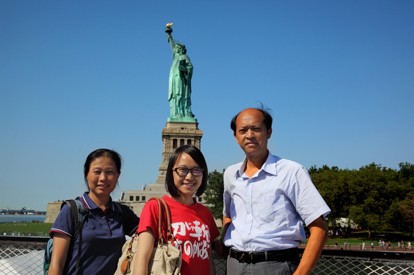 2013年8月,陈宇翔与妻子梁丽和女儿陈路遥在