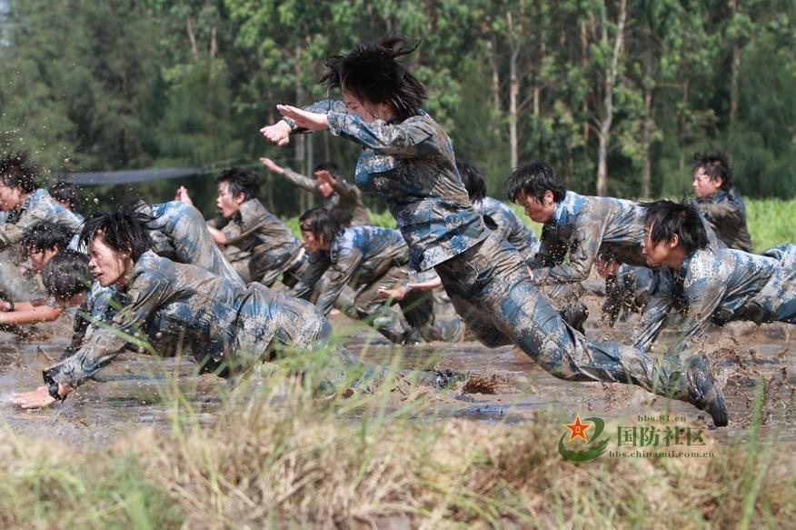 中国海军陆战队女兵魔鬼训练:场面残酷挑战极限