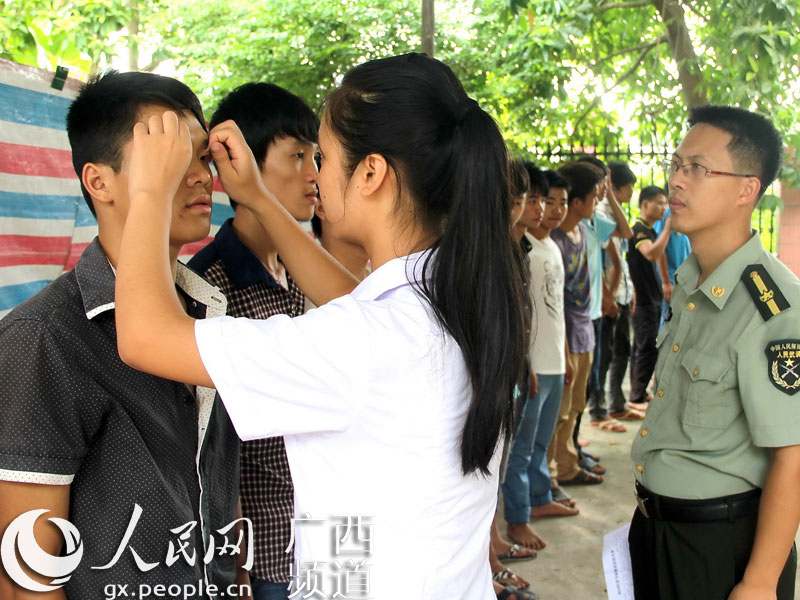 平南县首批应征青年528人参加正式体检