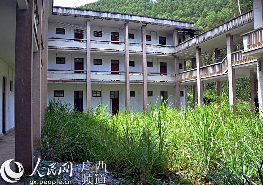 贺州郊区废弃房屋被改造成吸毒会所 警方拘留