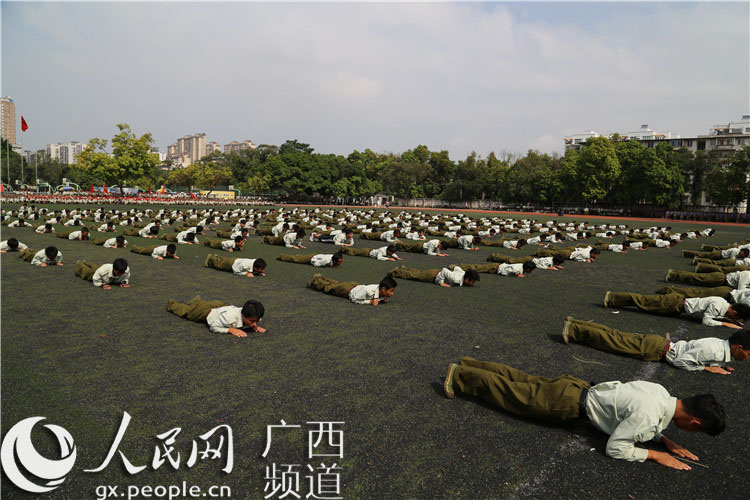 高清组图:广西大学2014年军训阅兵大会圆满落
