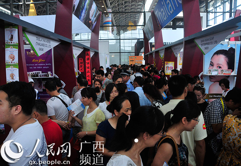 中國—東盟博覽會公眾開放日：游人如織“掃貨”忙