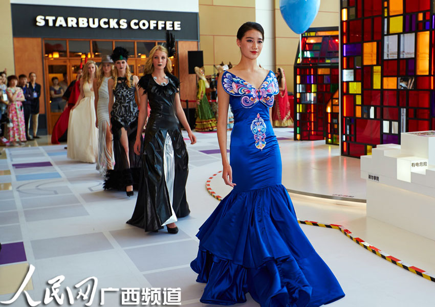 亚洲超级模特惊艳亮相邕城 比基尼秀展现曼妙