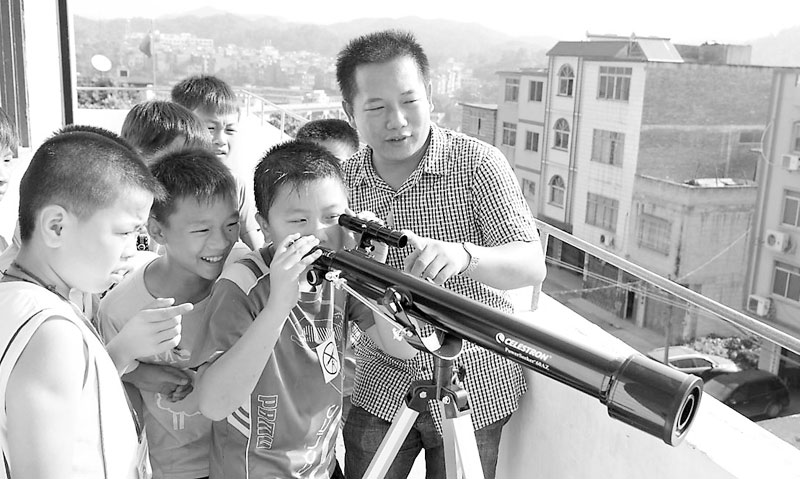 少年宫辅导员在给学生们传授天文科技知识