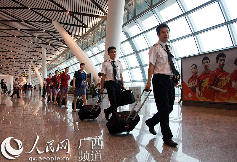 南宁机场启用新航站楼首日:南航60个航班起降