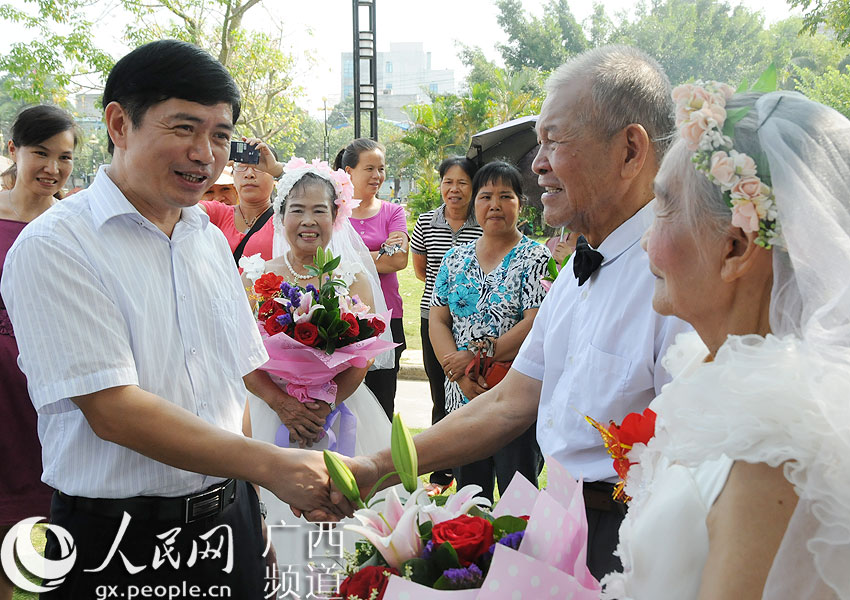 扶绥县委书记蓝大煌祝福金婚夫妻