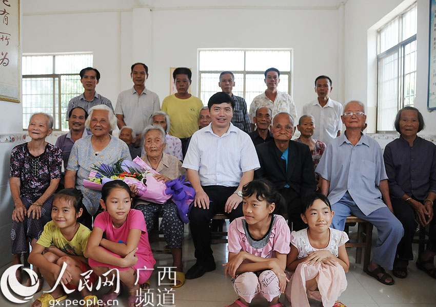 广西扶绥县委书记与百岁老人拍全家福迎重阳