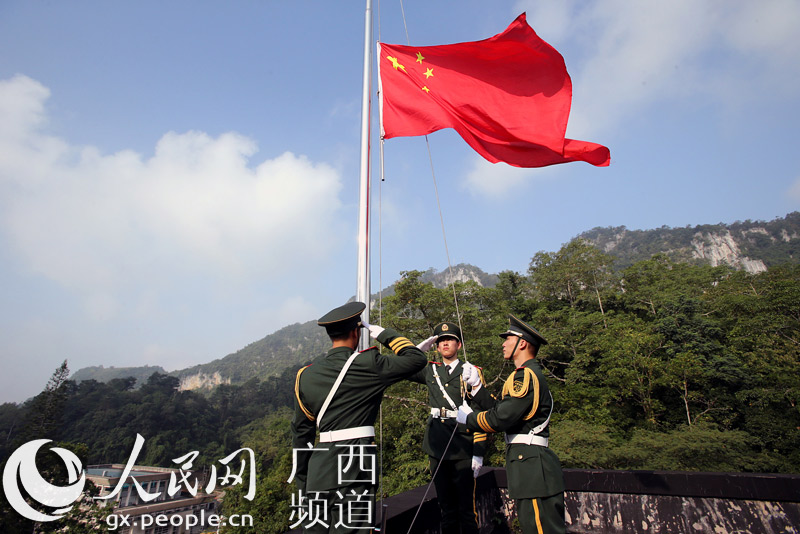 广西凭祥友谊关举行升国旗仪式庆祝共和国65