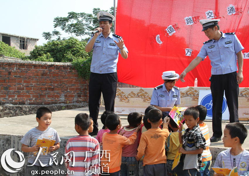 桂平:偏远乡村小学迎来交通安全法制宣传教育