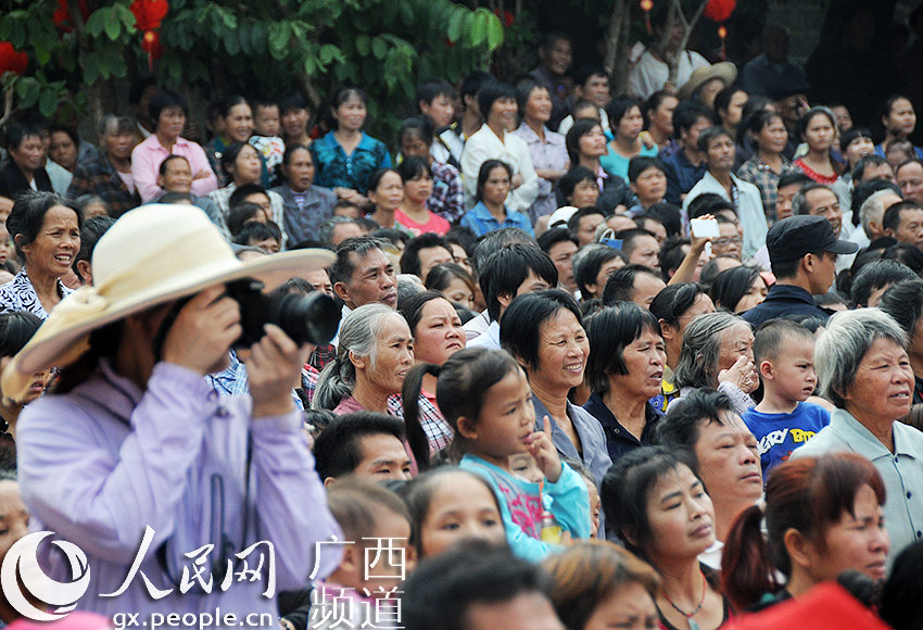 高清:广西瑶乡庆典 91岁潮奶奶着民族服装走