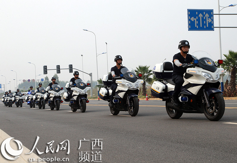 来宾举办新型警用摩托车驾驶技术培训班