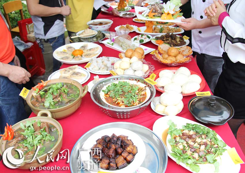 首届合山美食大赛亮相合山奇石节 蜂蛹蚂蚱小